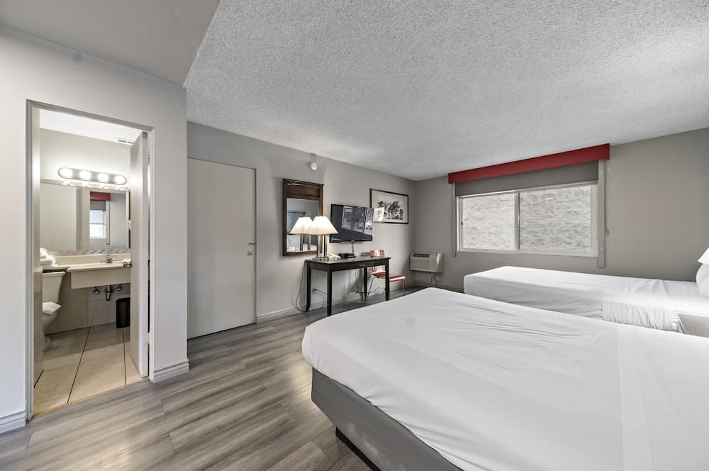 Royal Pagoda Motel — 6