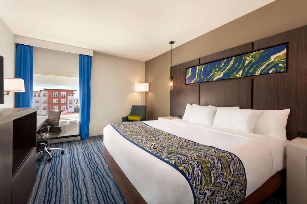 La Quinta Inn & Suites by Wyndham Orlando - IDrive Theme Parks — 9