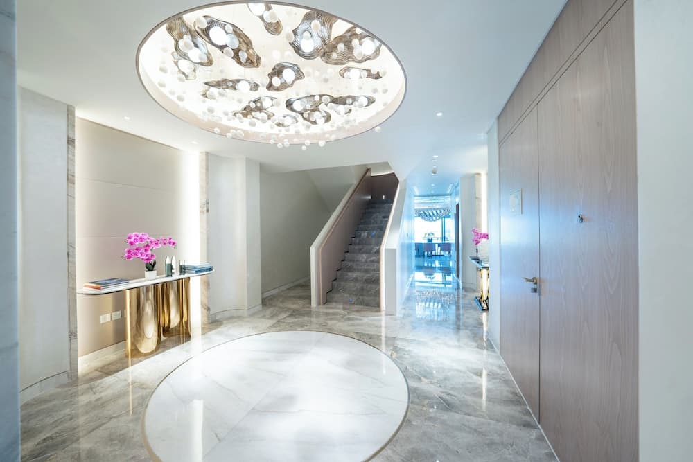 FIVE LUXE — 5
