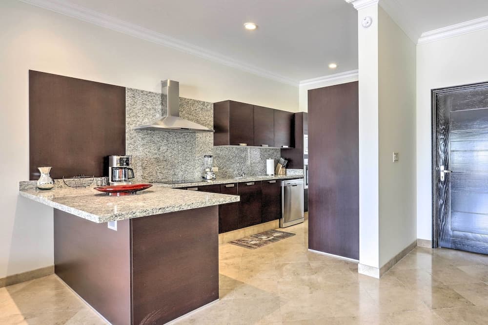 Walk to Beach: Modern Cabo Condo w/ Balcony! — 18