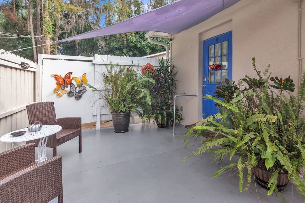 Spacious And Private Tampa Retreat 1 Bedroom Condo by Redawning — 1
