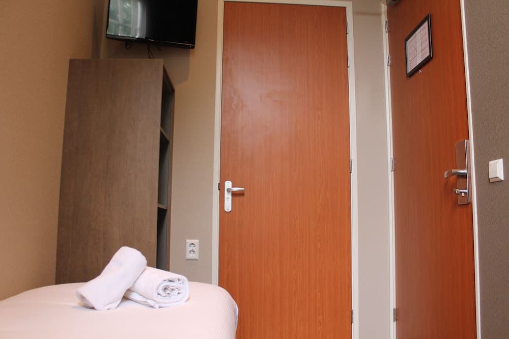 Hotel Blossoms — 17