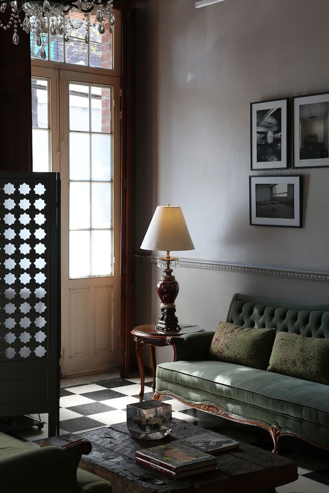 El Patio 77 — 16