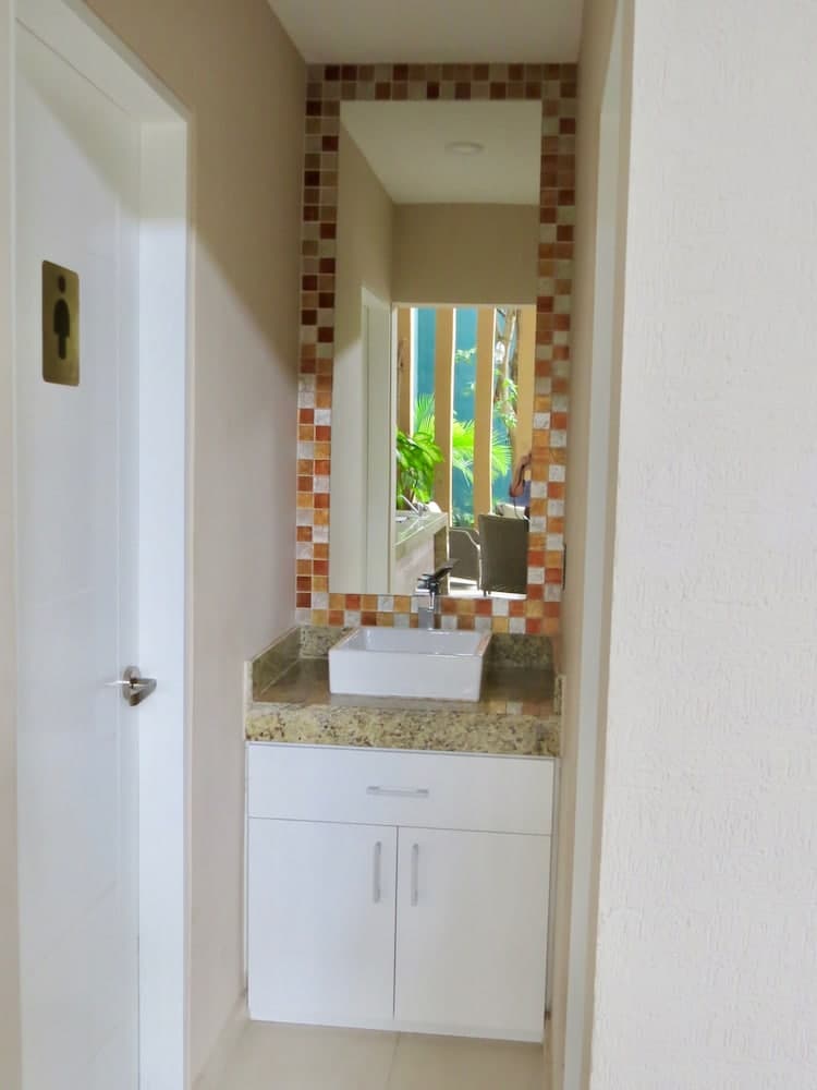 Palmarena Rooms and Residences - Long Stay Comfort with Parking, Sauna, Gym and Pool (Steps from 5th Avenue) — 9