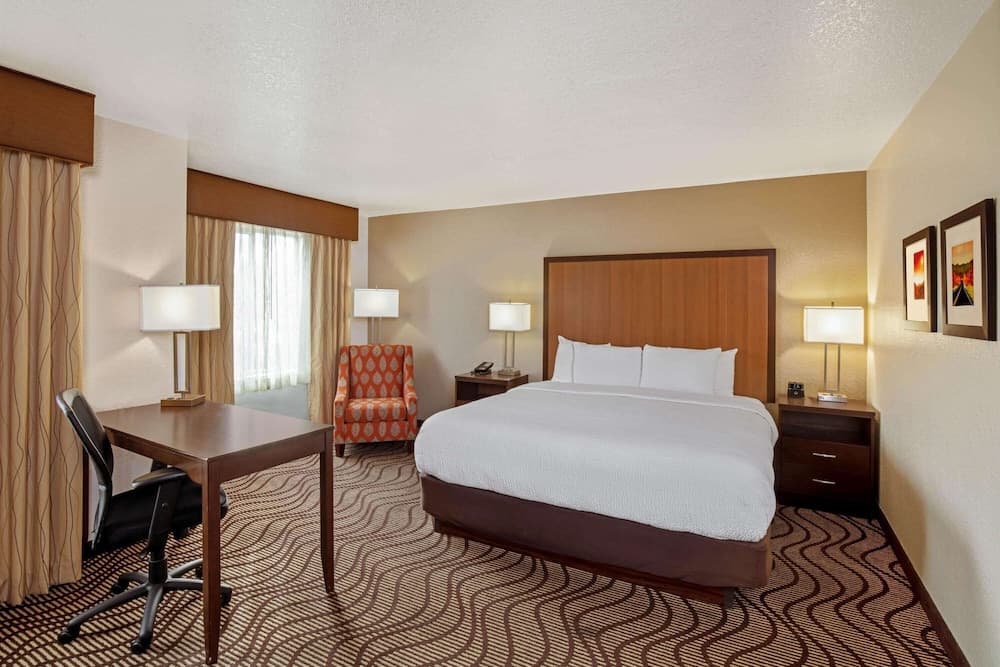 La Quinta Inn &amp; Suites by Wyndham Las Vegas Red Rock — 4