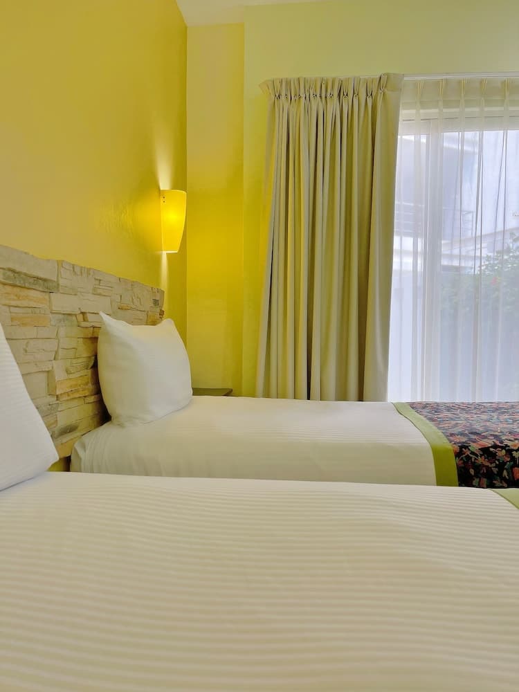 Seven Crown Express & Suites by Kavia — 14