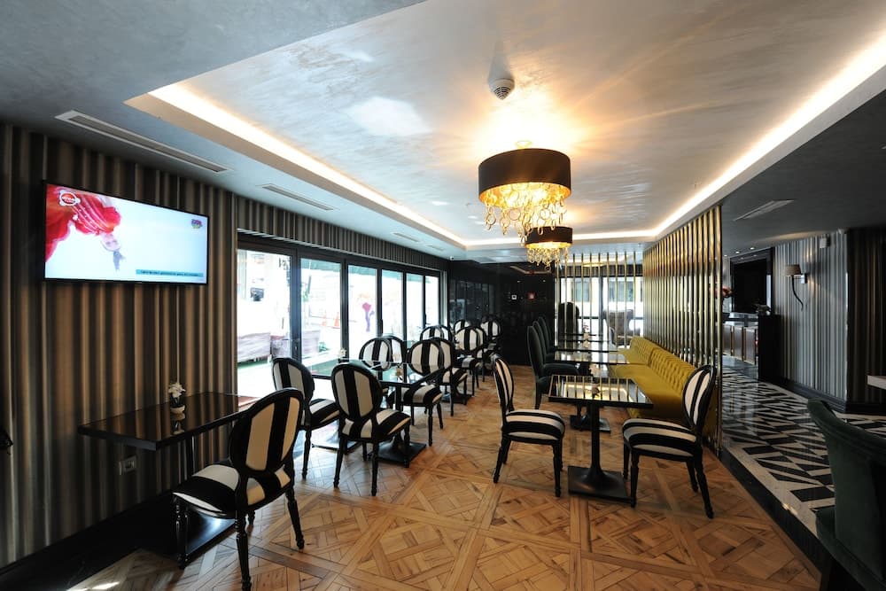 Le Petit Palace Hotel — 25