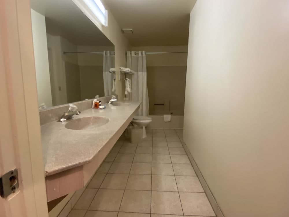 Ramada by Wyndham Los Angeles/Koreatown West — 9