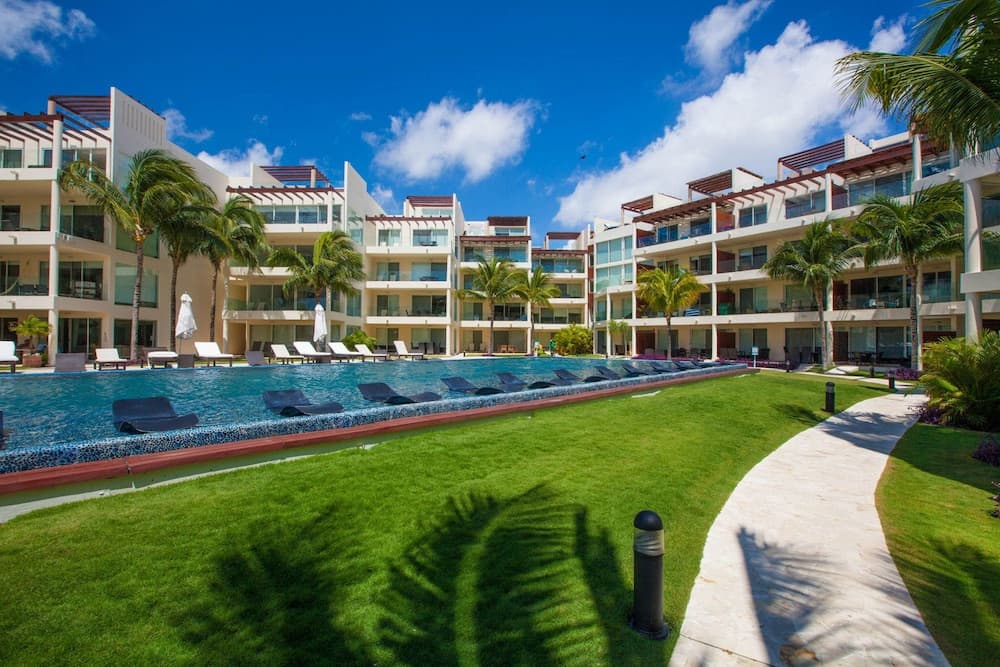 The Elements Oceanfront & Beachside Condo Hotel — 3