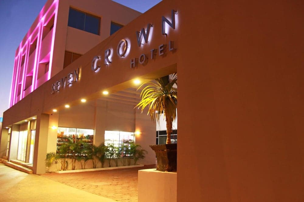 Seven Crown Express & Suites by Kavia — 3
