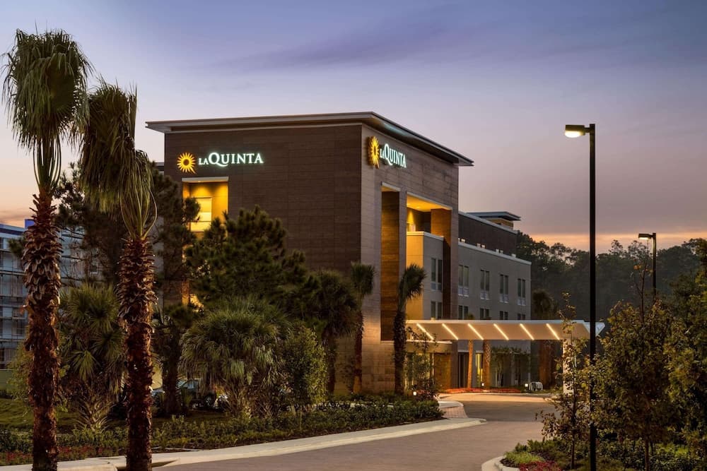 La Quinta Inn & Suites by Wyndham Orlando - IDrive Theme Parks — 1