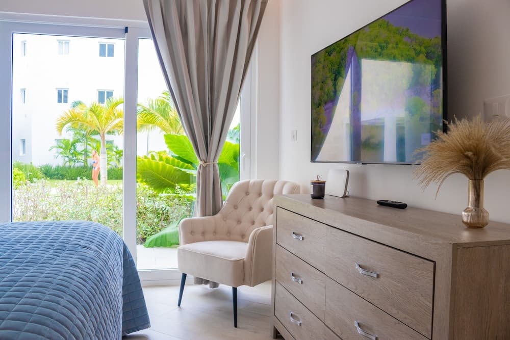Family Getaway Apartment - On The Beach — 17