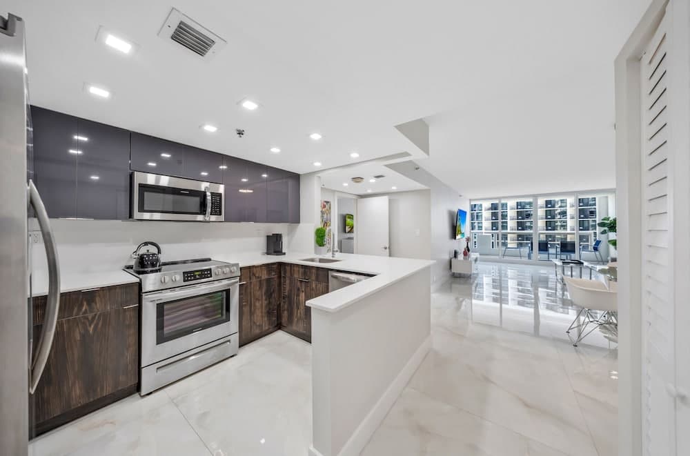 Condominio con vista a la bahía y balcón — 13