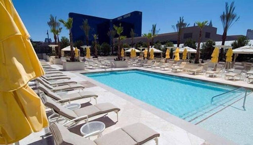 Jet Luxury Resorts @ The Signature Condo Hotel — 12