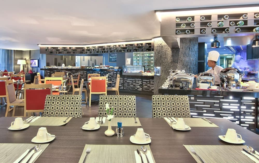 PARK PLAZA BANGKOK SOI 18 — 13