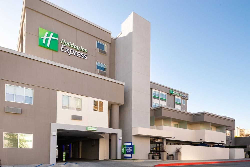 Holiday Inn Express & Suites Los Angeles Downtown West by IHG — 11