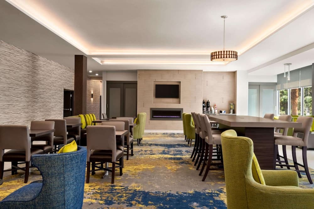 La Quinta Inn & Suites by Wyndham Orlando - IDrive Theme Parks — 23
