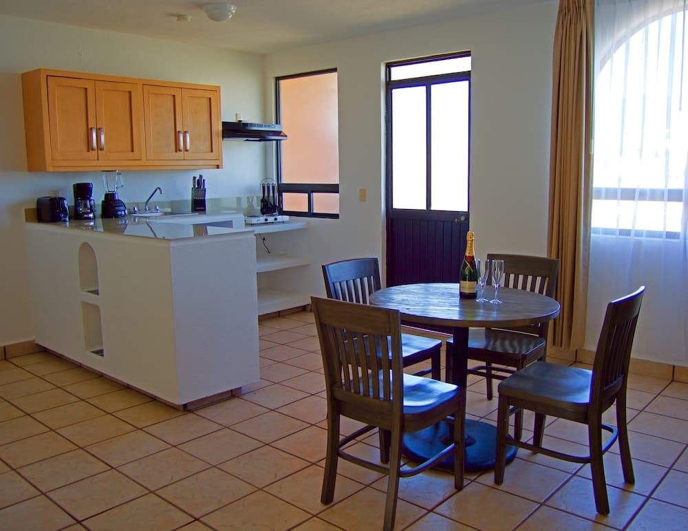Sunrock Hotel and Suites — 3