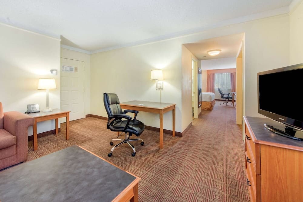 La Quinta Inn & Suites by Wyndham Ft Lauderdale Cypress Cr — 6