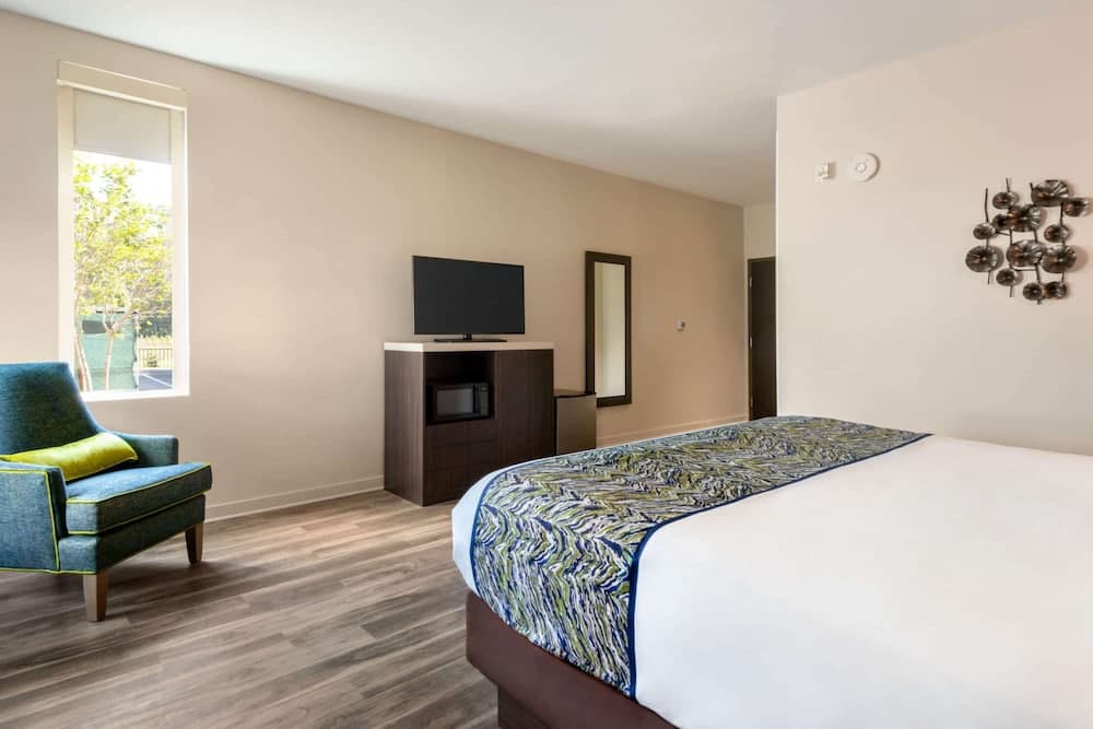 La Quinta Inn & Suites by Wyndham Orlando - IDrive Theme Parks — 16