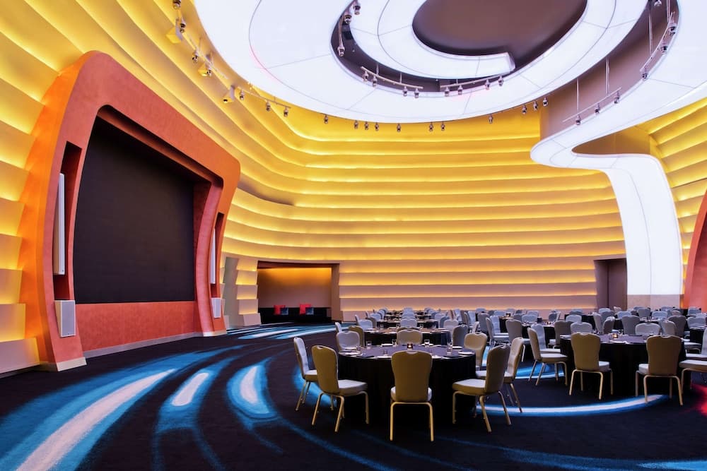V Hotel Dubai, Curio Collection by Hilton — 2