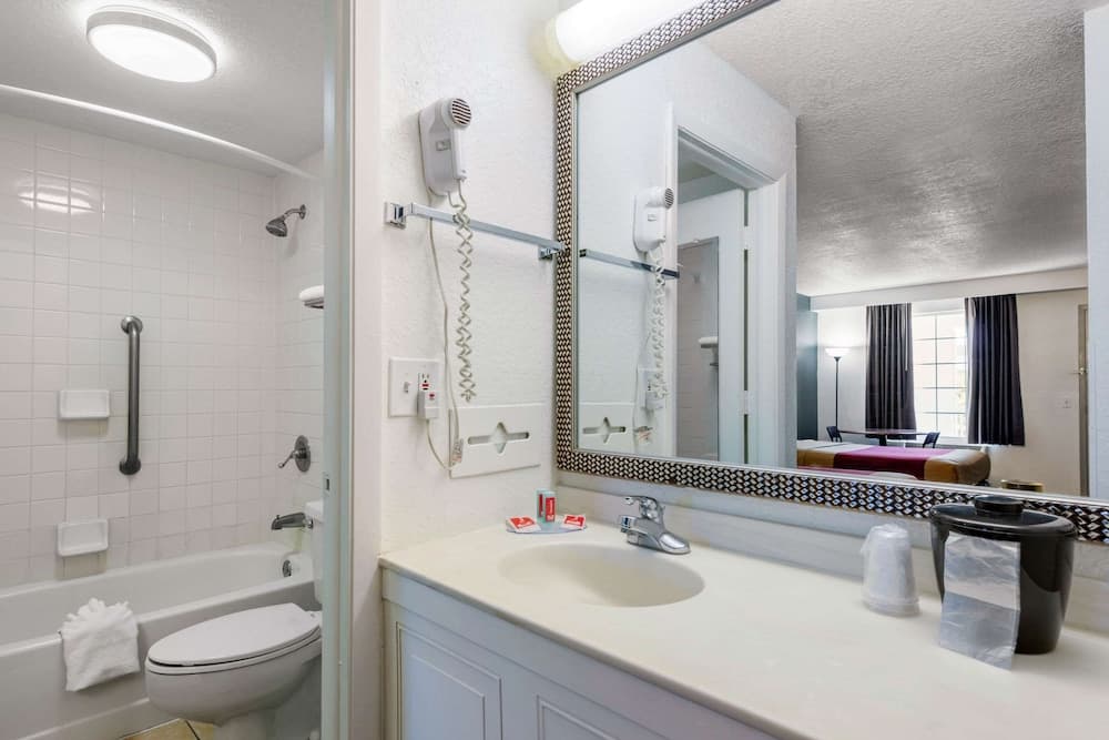 Econo Lodge Flughafen am RJ-Stadion — 17