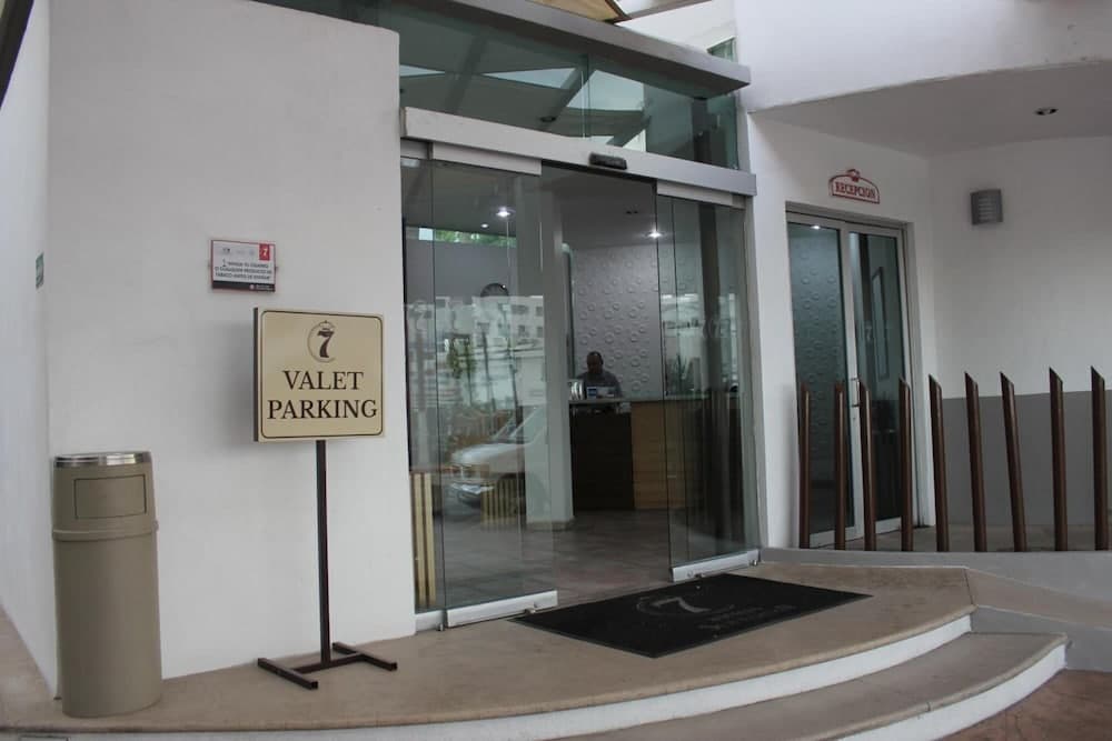 Seven Crown Express & Suites by Kavia — 4