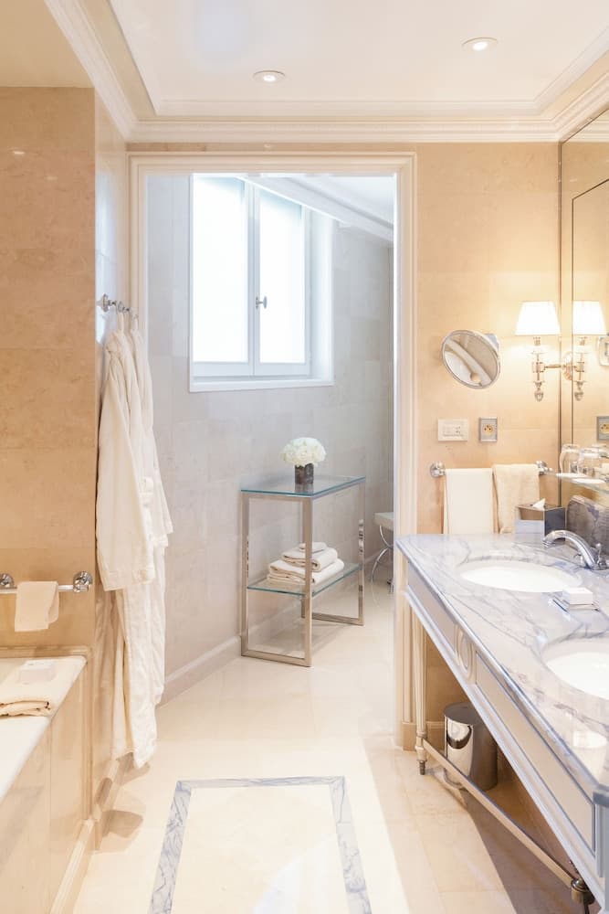 Four Seasons Hotel George V — 29