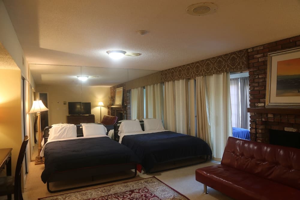 Bed and Breakfast in Hollywood Hills — 5