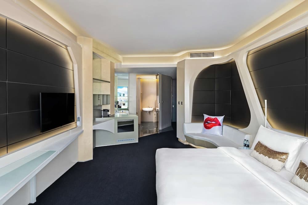 V Hotel Dubai, Curio Collection by Hilton — 13