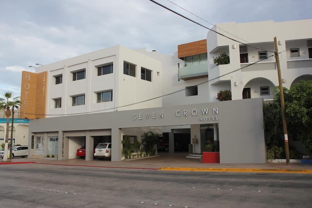 Seven Crown Express & Suites by Kavia — 18