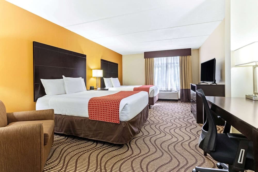 La Quinta Inn & Suites by Wyndham Tampa North I-75 — 17