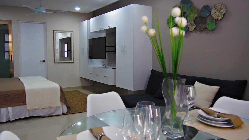 Palmarena Rooms and Residences - Long Stay Comfort with Parking, Sauna, Gym and Pool (Steps from 5th Avenue) — 19