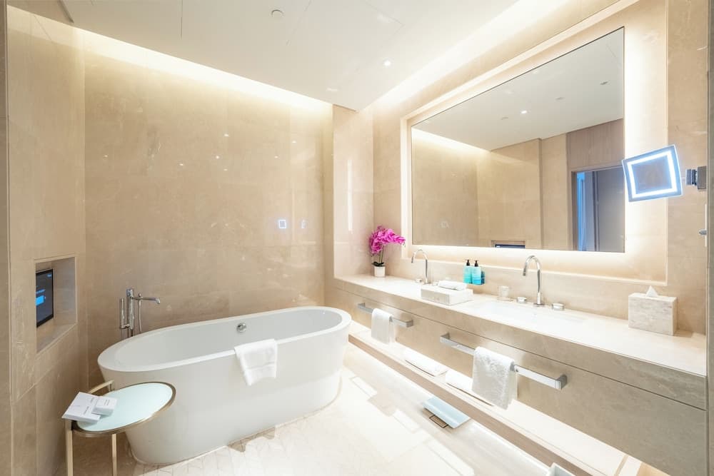FIVE LUXE — 15