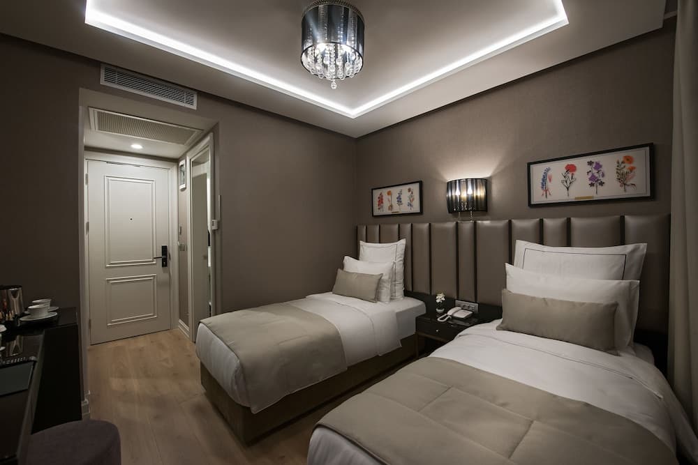 Le Petit Palace Hotel — 28