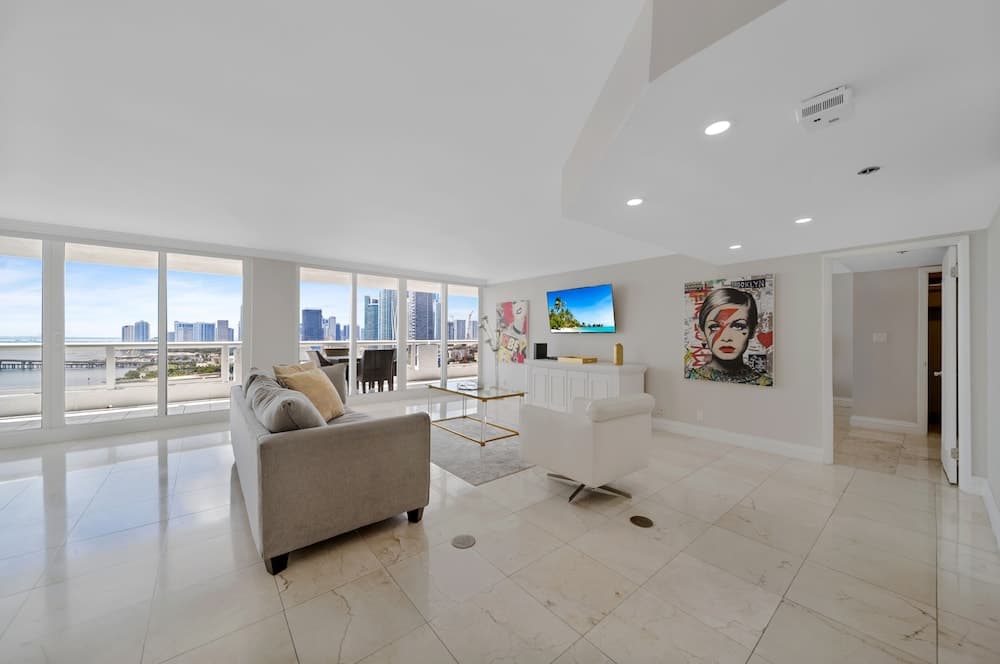 Condominio con vista a la bahía y balcón — 9
