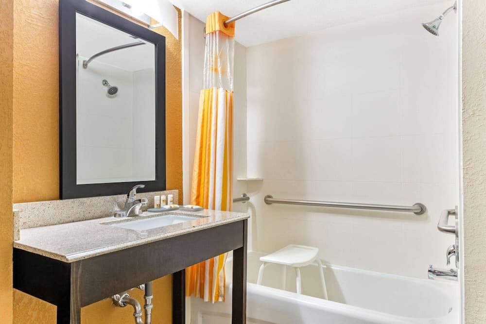 La Quinta Inn & Suites by Wyndham Tampa North I-75 — 4