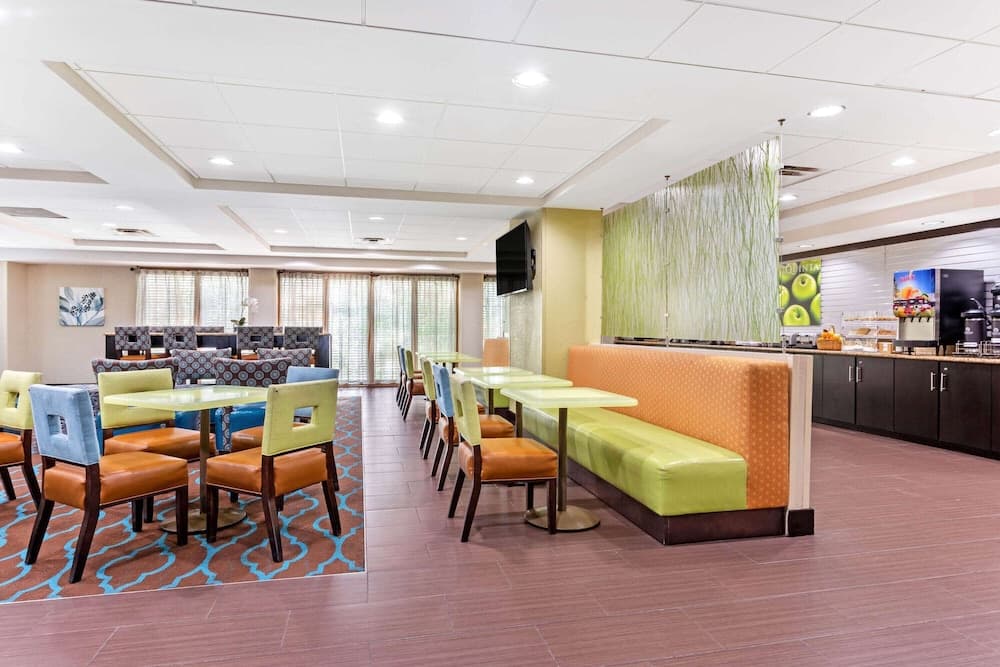 La Quinta Inn & Suites by Wyndham Tampa North I-75 — 10