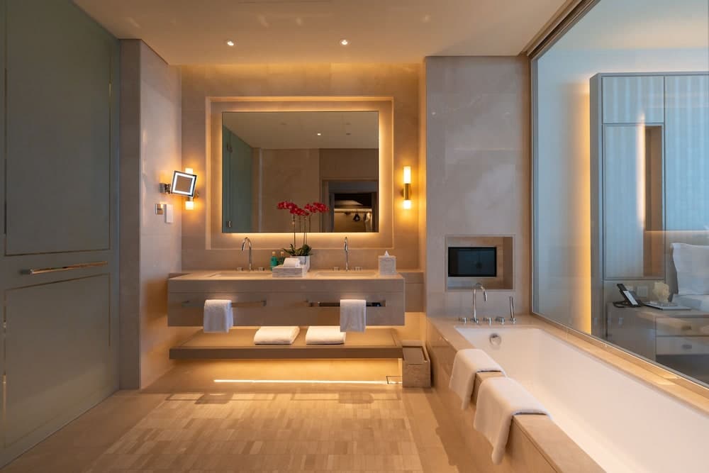 FIVE LUXE — 7