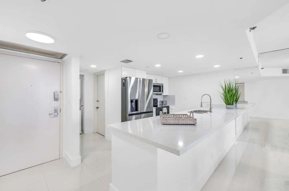 Condominio con vista a la bahía y balcón — 15