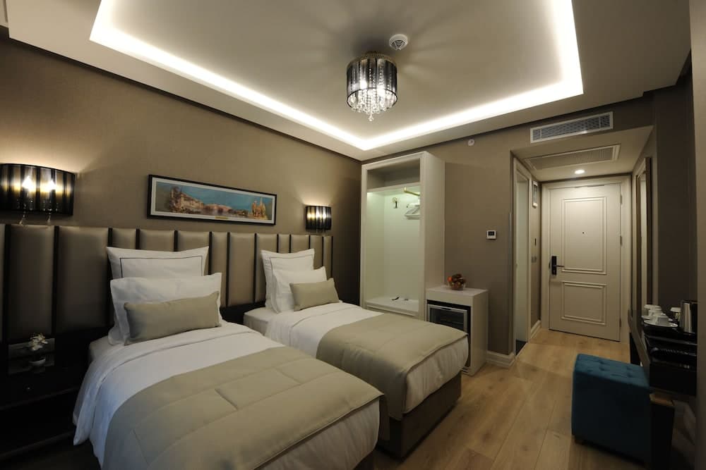 Le Petit Palace Hotel — 27