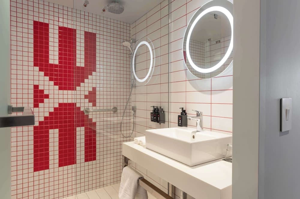 Radisson RED V&A Waterfront, Cape Town hotel, Silo 6, South Arm Road, V&A Waterfront, Cape Town, Western Cape, 8001, South Africa — photo 77