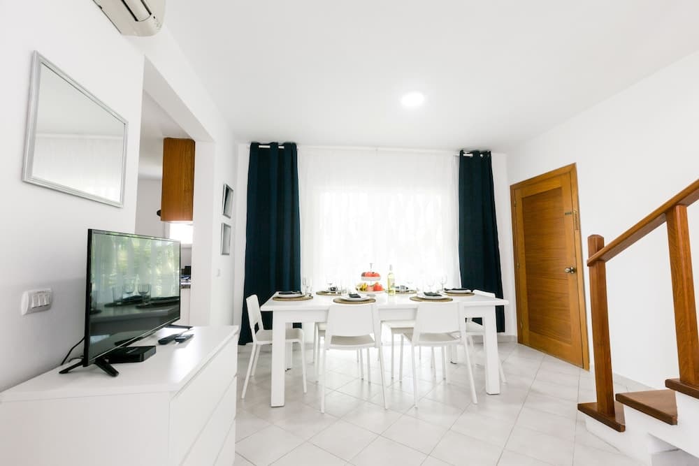 Hotel Tropicana Suites Deluxe Beach Club & Pool — 4