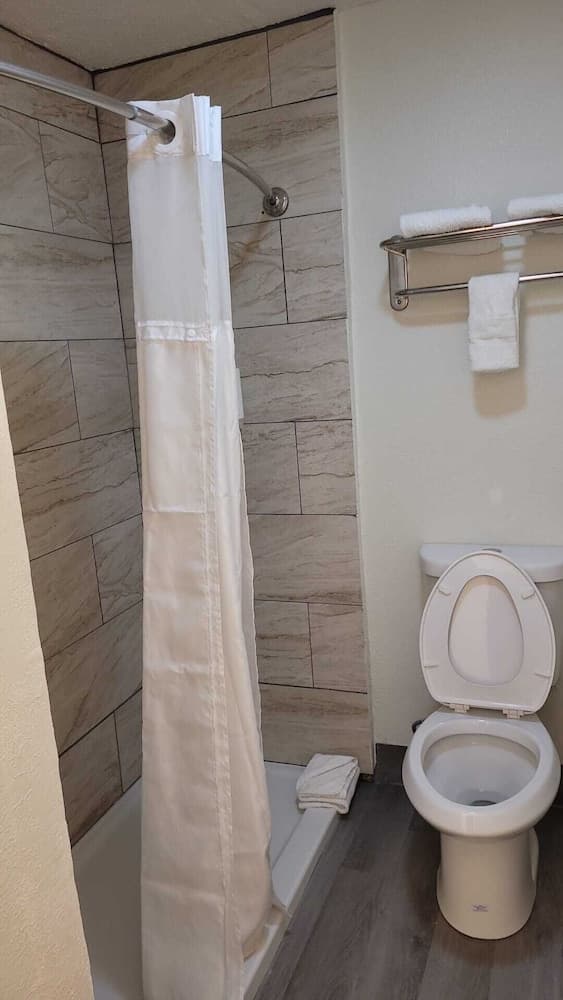 Econo Lodge Las Vegas NM — 17
