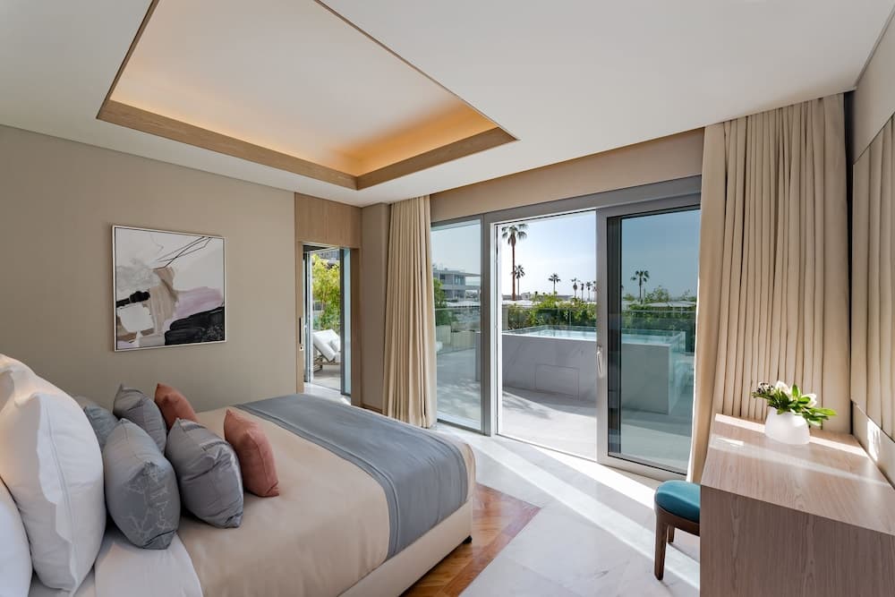 FIVE LUXE — 25