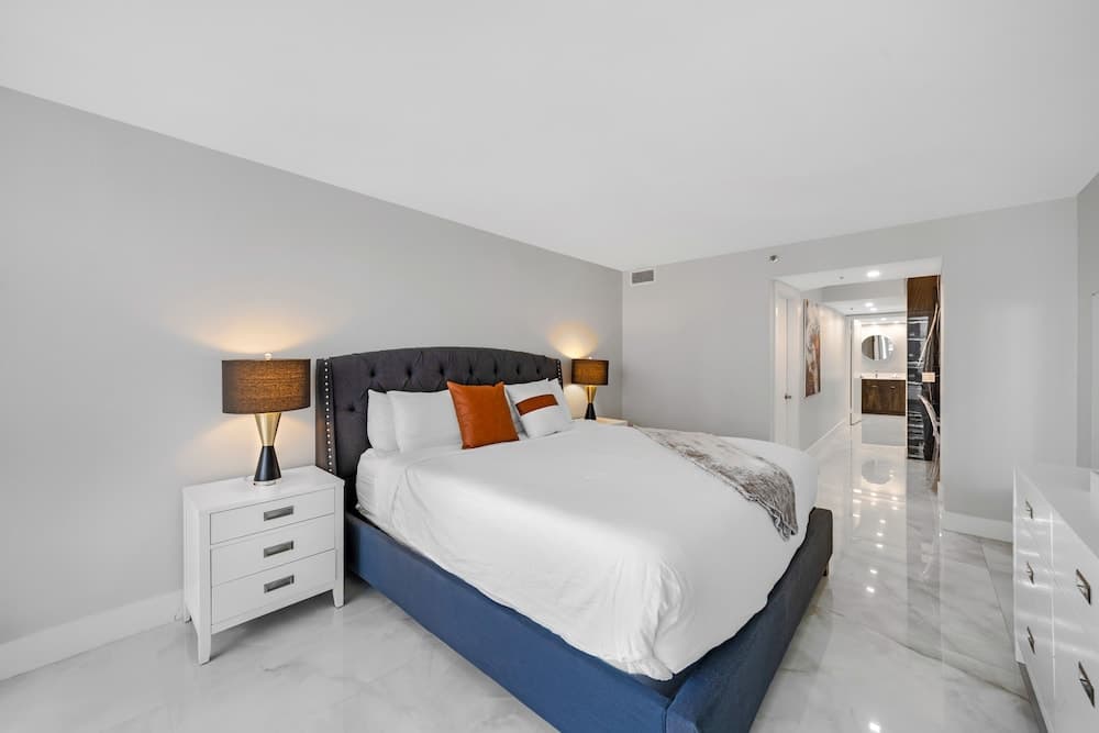 Condominio con vista a la bahía y balcón — 23