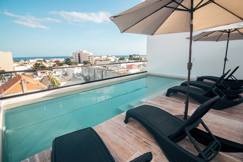 B10 Distinctive Hotel — 1