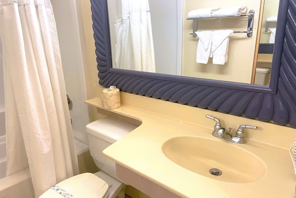 Ramada by Wyndham Los Angeles/Koreatown West — 10