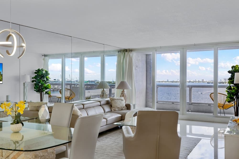 Condominio con vista a la bahía y balcón — 14