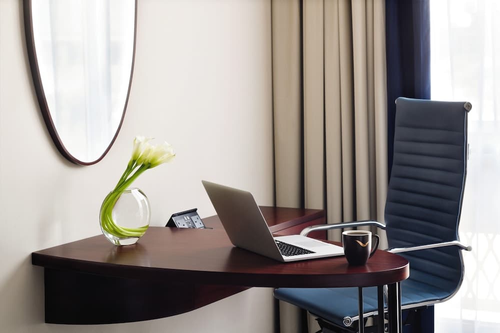 Mövenpick Hotel & Apartments Bur Dubai — 6
